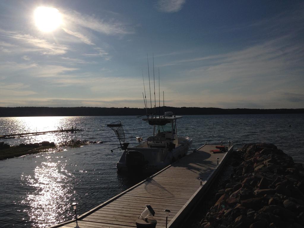 N' This On The Bay -Lower Level Vacation Suite Wiarton Exterior photo