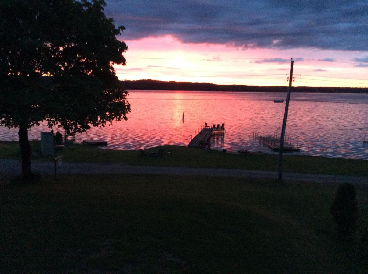 N' This On The Bay -Lower Level Vacation Suite Wiarton Exterior photo