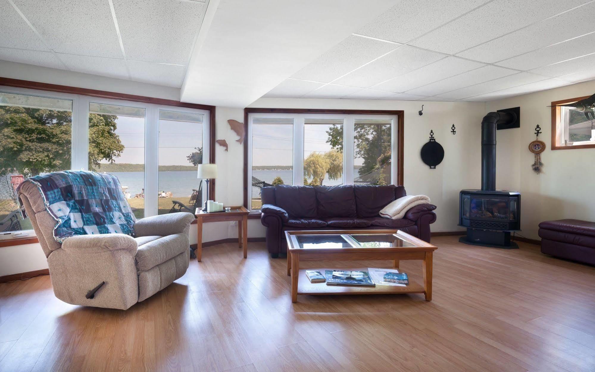 N' This On The Bay -Vacation Suite Wiarton Exterior photo
